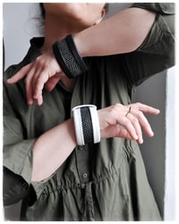 Image 11 of Bracciale bangle artigianale in pelle ESSENTIAL MEDIUM- White Ray