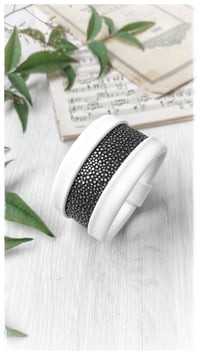 Image 1 of Bracciale bangle artigianale in pelle ESSENTIAL MEDIUM- White Ray