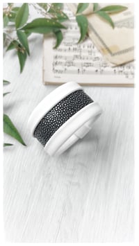 Image 7 of Bracciale bangle artigianale in pelle ESSENTIAL MEDIUM- White Ray