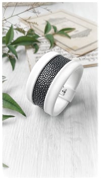 Image 12 of Bracciale bangle artigianale in pelle ESSENTIAL MEDIUM- White Ray