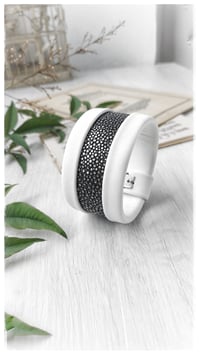 Image 2 of Bracciale bangle artigianale in pelle ESSENTIAL MEDIUM- White Ray