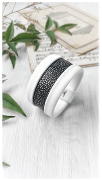 Image 6 of Bracciale bangle artigianale in pelle ESSENTIAL MEDIUM- White Ray