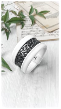 Image 3 of Bracciale bangle artigianale in pelle ESSENTIAL MEDIUM- White Ray