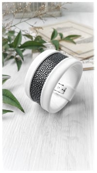 Image 8 of Bracciale bangle artigianale in pelle ESSENTIAL MEDIUM- White Ray