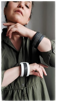 Image 5 of Bracciale bangle artigianale in pelle ESSENTIAL MEDIUM- Black Ray