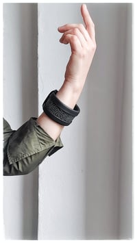 Image 4 of Bracciale bangle artigianale in pelle ESSENTIAL MEDIUM- Black Ray
