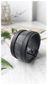 Image 2 of Bracciale bangle artigianale in pelle ESSENTIAL MEDIUM- Black Ray