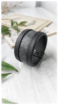 Image 13 of Bracciale bangle artigianale in pelle ESSENTIAL MEDIUM- Black Ray