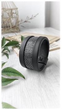 Image 6 of Bracciale bangle artigianale in pelle ESSENTIAL MEDIUM- Black Ray
