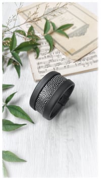 Image 3 of Bracciale bangle artigianale in pelle ESSENTIAL MEDIUM- Black Ray
