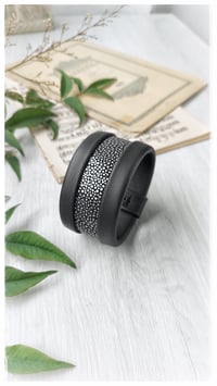 Image 12 of Bracciale bangle artigianale in pelle ESSENTIAL MEDIUM- Black Ray