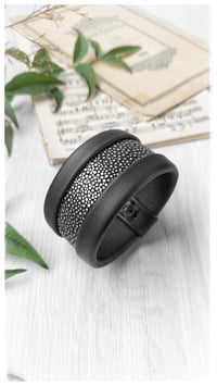 Image 1 of Bracciale bangle artigianale in pelle ESSENTIAL MEDIUM- Black Ray
