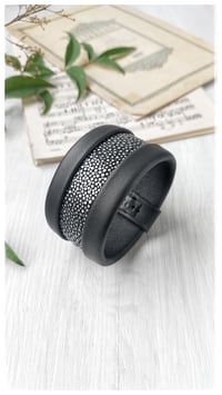 Image 7 of Bracciale bangle artigianale in pelle ESSENTIAL MEDIUM- Black Ray