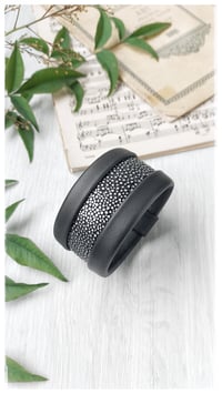 Image 8 of Bracciale bangle artigianale in pelle ESSENTIAL MEDIUM- Black Ray