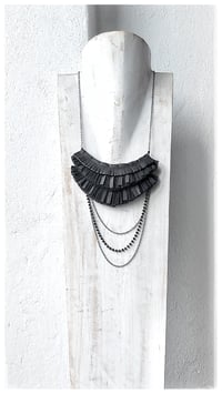 Image 13 of Collana artigianale in pelle MEDEA CHAINS - Nero