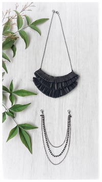 Image 7 of Collana artigianale in pelle MEDEA CHAINS - Nero
