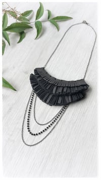 Image 3 of Collana artigianale in pelle MEDEA CHAINS - Nero