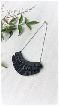 Image 11 of Collana artigianale in pelle MEDEA CHAINS - Nero
