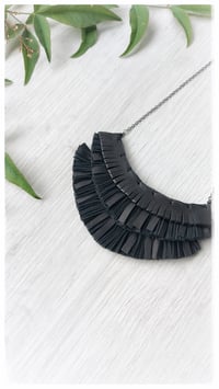 Image 12 of Collana artigianale in pelle MEDEA CHAINS - Nero