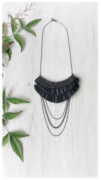 Image 2 of Collana artigianale in pelle MEDEA CHAINS - Nero