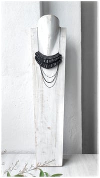 Image 6 of Collana artigianale in pelle MEDEA CHAINS - Nero