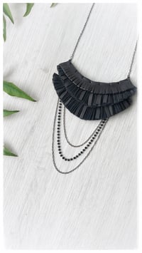 Image 4 of Collana artigianale in pelle MEDEA CHAINS - Nero