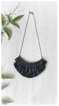 Image 10 of Collana artigianale in pelle MEDEA CHAINS - Nero