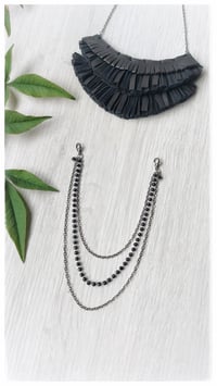 Image 8 of Collana artigianale in pelle MEDEA CHAINS - Nero