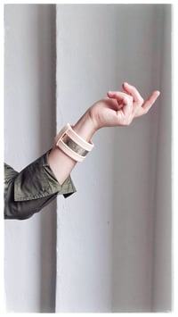 Image 3 of Bracciale bangle artigianale in pelle ESSENTIAL MEDIUM- Peach Snake