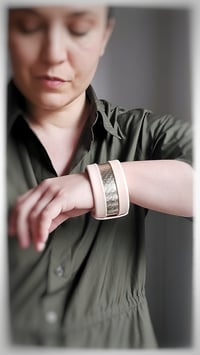 Image 4 of Bracciale bangle artigianale in pelle ESSENTIAL MEDIUM- Peach Snake