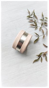 Image 6 of Bracciale bangle artigianale in pelle ESSENTIAL MEDIUM- Peach Snake