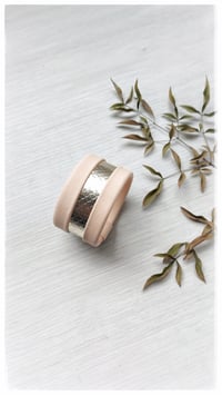 Image 2 of Bracciale bangle artigianale in pelle ESSENTIAL MEDIUM- Peach Snake