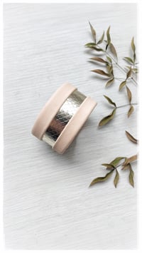 Image 1 of Bracciale bangle artigianale in pelle ESSENTIAL MEDIUM- Peach Snake