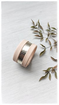 Image 7 of Bracciale bangle artigianale in pelle ESSENTIAL MEDIUM- Peach Snake