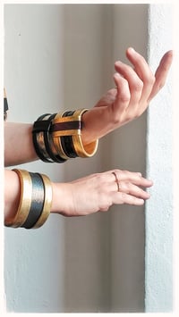 Image 8 of Bracciale bangle artigianale in pelle ESSENTIAL MEDIUM- Iper Gold