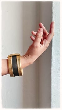 Image 4 of Bracciale bangle artigianale in pelle ESSENTIAL MEDIUM- Iper Gold