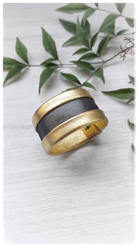 Image 2 of Bracciale bangle artigianale in pelle ESSENTIAL MEDIUM- Iper Gold
