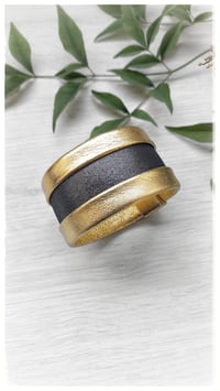 Image 1 of Bracciale bangle artigianale in pelle ESSENTIAL MEDIUM- Iper Gold