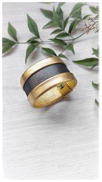 Image 7 of Bracciale bangle artigianale in pelle ESSENTIAL MEDIUM- Iper Gold