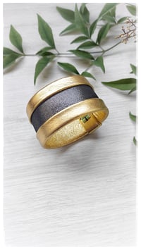 Image 11 of Bracciale bangle artigianale in pelle ESSENTIAL MEDIUM- Iper Gold