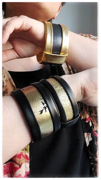 Image 5 of Bracciale bangle artigianale in pelle ESSENTIAL MEDIUM- Raw Gold