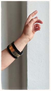 Image 6 of Bracciale bangle artigianale in pelle ESSENTIAL MEDIUM- Raw Gold