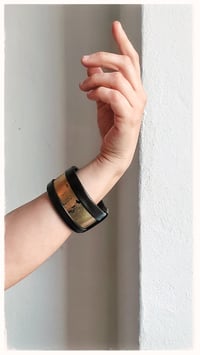 Image 4 of Bracciale bangle artigianale in pelle ESSENTIAL MEDIUM- Raw Gold
