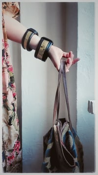 Image 7 of Bracciale bangle artigianale in pelle ESSENTIAL MEDIUM- Raw Gold