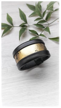 Image 2 of Bracciale bangle artigianale in pelle ESSENTIAL MEDIUM- Raw Gold