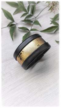 Image 1 of Bracciale bangle artigianale in pelle ESSENTIAL MEDIUM- Raw Gold
