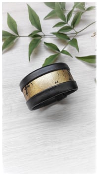 Image 3 of Bracciale bangle artigianale in pelle ESSENTIAL MEDIUM- Raw Gold