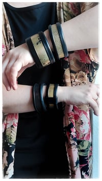 Image 4 of Bracciale bangle artigianale in pelle ESSENTIAL SMALL - NeroOro