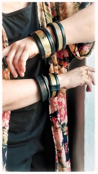 Image 6 of Bracciale bangle artigianale in pelle ESSENTIAL SMALL - NeroOro