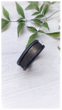 Image 3 of Bracciale bangle artigianale in pelle ESSENTIAL SMALL - NeroOro